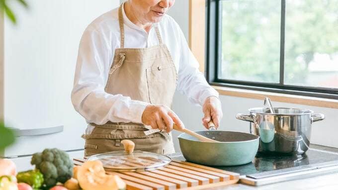 「会社では部長。でも家では新人です」60歳元会社員、退職翌日から始まった“家事修行”の日々
