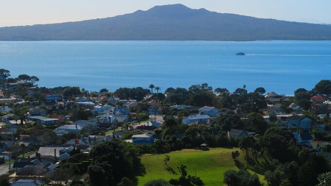 ニュージーランド、金利低下で「マイホーム購入」の機運高まるも…新築物件と中古物件、明確な構造の差に実感する時代の流れ【現地バイヤーが解説】