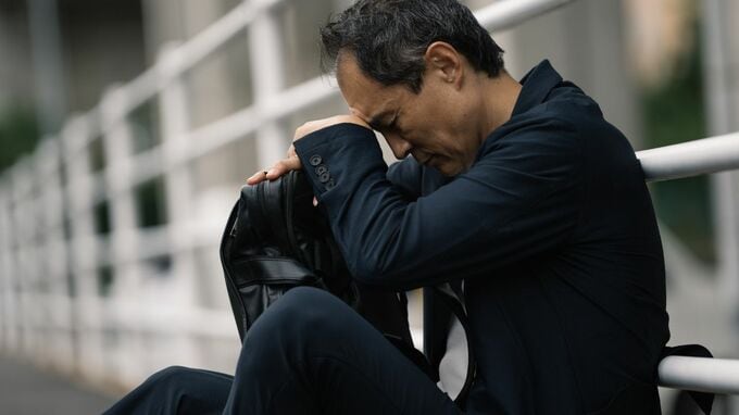 「32年間も尽くしてきたのに」…会社からの帰路、肩を震わせた54歳部長。〈年収340万円減〉定年まで残り6年で“老後計画が崩壊した”ワケ