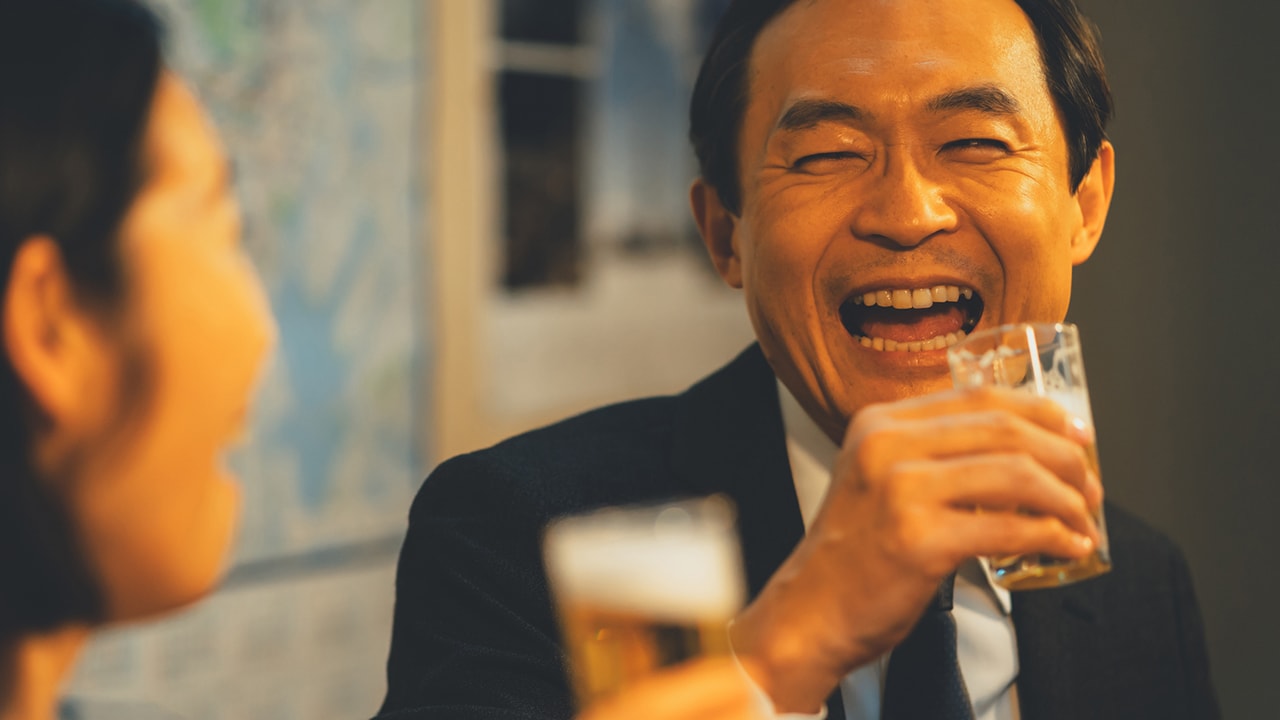 喜んでいると思っていました…〈年収1,100万円〉56歳部長、成果を出した部下に食事を奢るも陰では不評。25歳娘の一言「それ、ご褒美になってないよ」にショックを受けたワケ