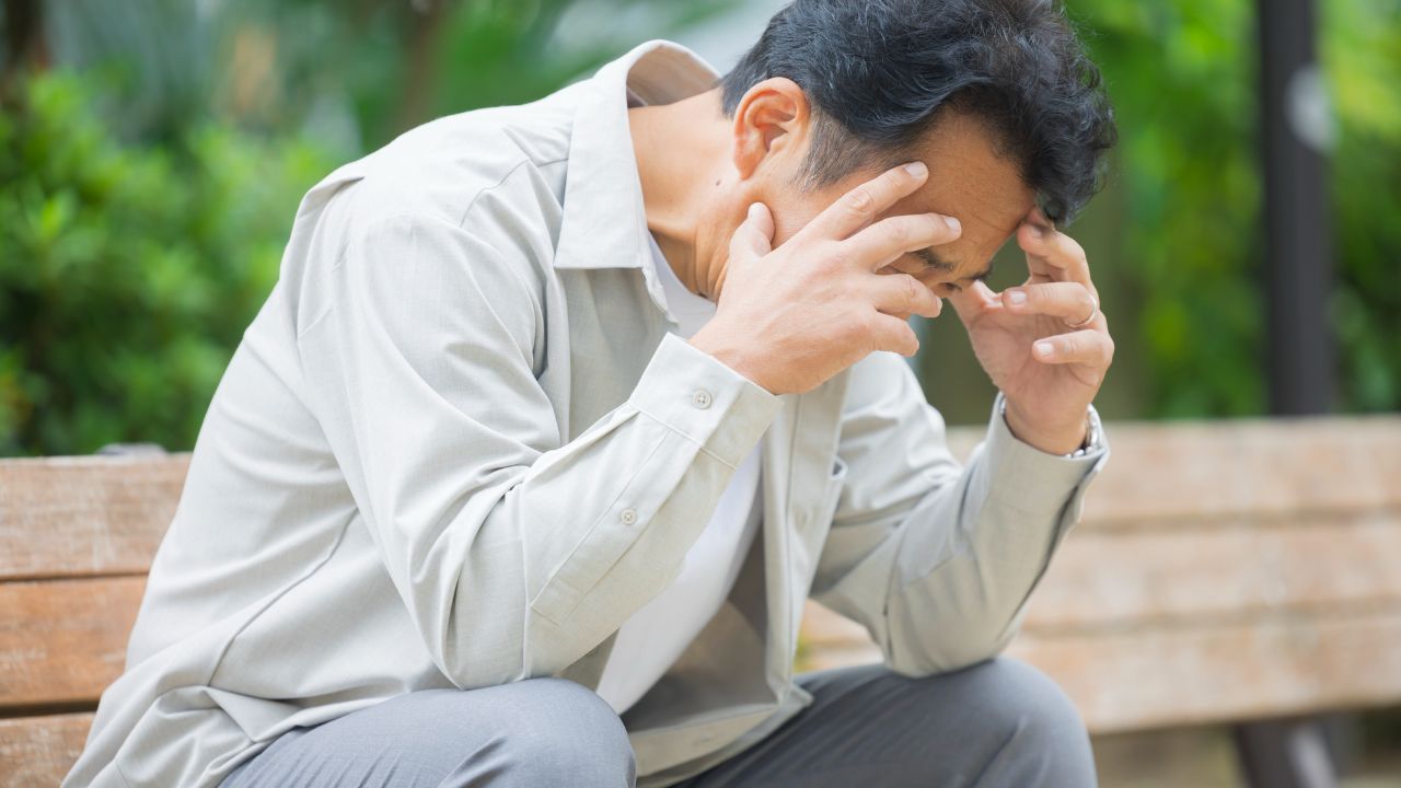 「これが一生懸命働いた結果か…」年金月18万円・76歳元サラリーマン、物価高で「1日2食」の極貧生活。スーパーの半額シールを奪い合う日々に流した涙