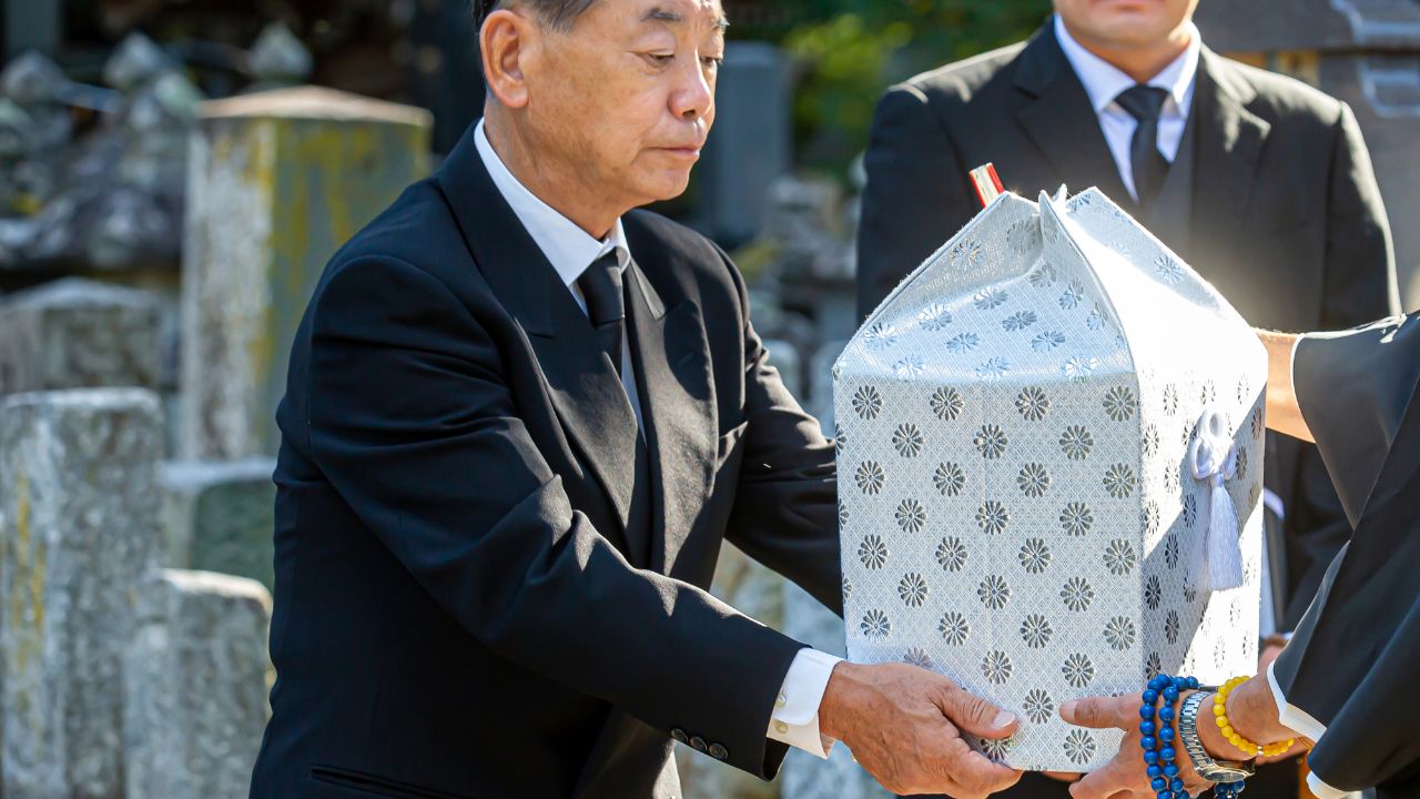 「葬式に来るな！」…孫を溺愛していた祖母の死後、年金暮らしの74歳祖父が息子一家を〈門前払い〉した理由