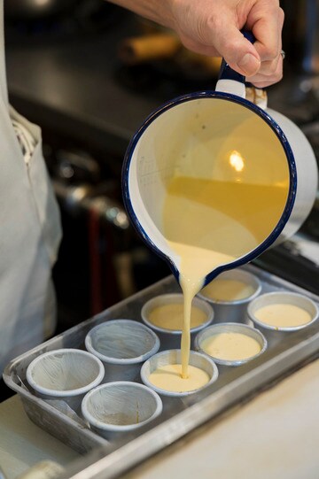 仕込みに時間がかかるプリンは、先代から教わったやり方を貫く。 撮影／鈴木康史　『愛しの純喫茶』（オレンジページ）より抜粋