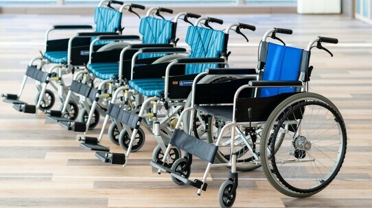 あと3万円…月額費用捻出できず認知症妻の身体拘束の悲劇
