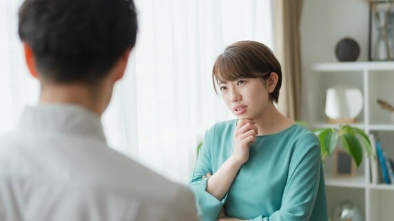 父亡き後、独居暮らしの高齢母とリビングで茶を飲む〈スーツ姿の見知らぬ男〉…「1,000万円の保険契約」を知った娘、急ぎ「クーリング・オフ」を試みるも“60万円超えの損失”に唖然【CFPが解説】