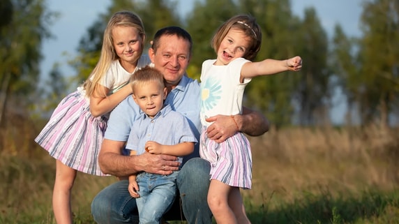 「それができないなら、子は持たないほうがいい」日本より労働時間は短いがGDPは1.37倍…北欧スウェーデン、大手銀行の38歳課長が断言した〈日本人にはない働き方〉