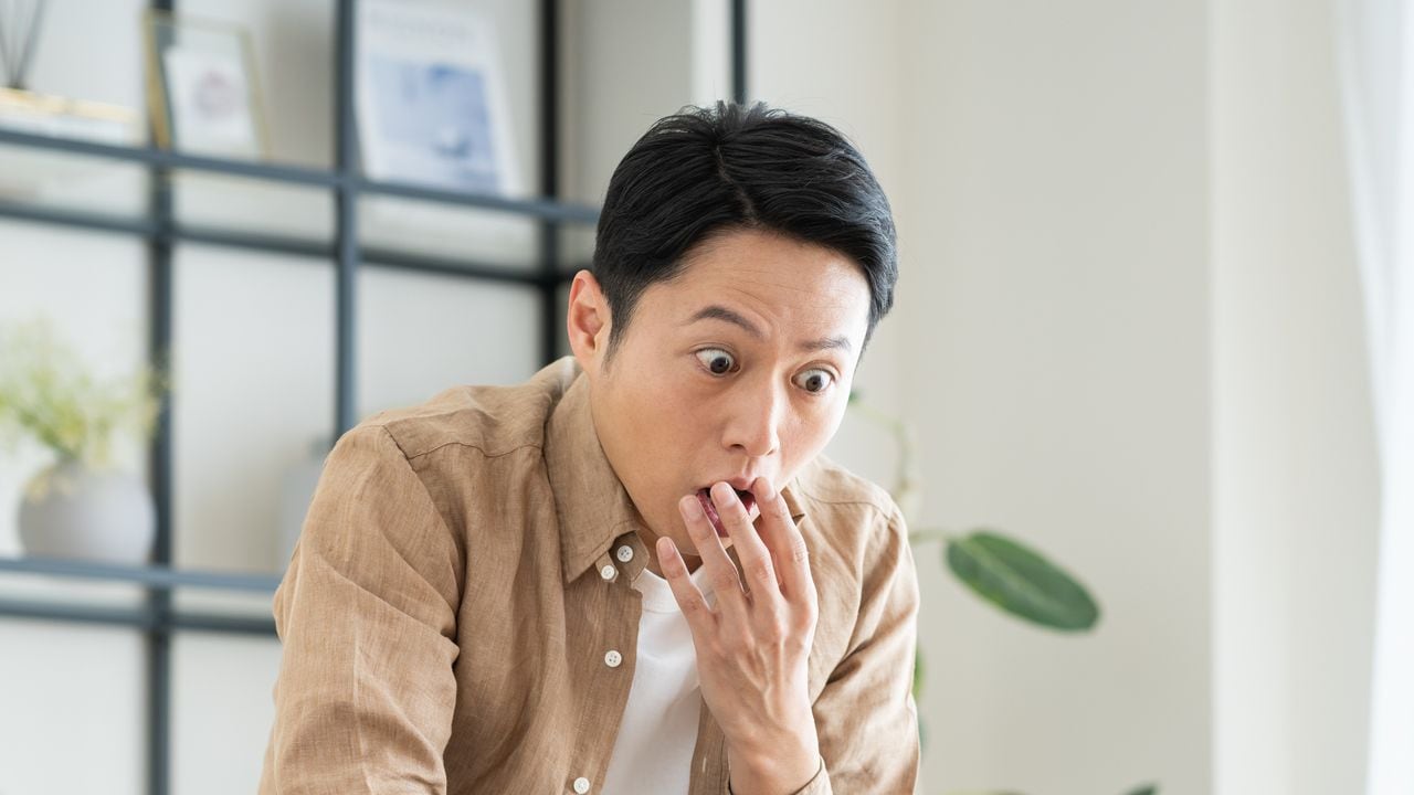  「なんだ、これっ！」半年ぶりに帰った実家のテーブルに散乱する「督促状」。〈年金月12万円・75歳母〉の貯金通帳から消えた「1,000万円」、頭を抱える45歳息子