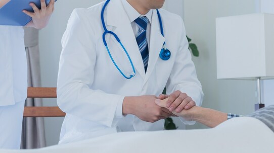 厚生労働省も推進する「在宅医療」…どんな患者が対象?メリットやデメリット、費用も解説【医師が解説】