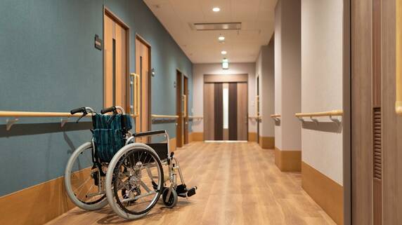 「そんなことがありえるの？」〈年金月16万円・要介護3の79歳義母〉が施設入居…肩の荷が下りた52歳嫁を襲った8ヵ月後の衝撃