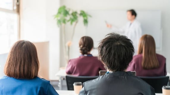 無自覚の搾取？…医師の「自己研鑽」は「労働時間」なのか【現役開業医の見解】