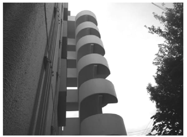 写真2 補強が必要な屋外階段