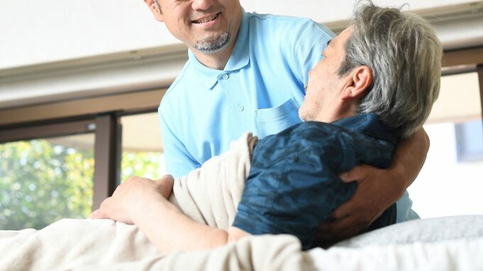 老人ホームで「2階の窓から飛び降りた」認知症・80歳の男性…施設長が駆けつけ、判明した事実