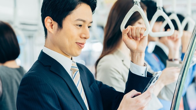 「金が高値」「AI関連株が熱い」…テレビやネットで話題の投資商品に飛びつく人が〈絶好の買い時〉を逃すワケ