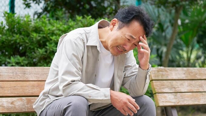 話が違うぞ…元小学校教員（62）、「退職金で住宅ローン完済」のはずが〈残債1,200万円〉の現実。「退職金減額」と「金利上昇」で崩れ去った老後計画【CFPが解説】