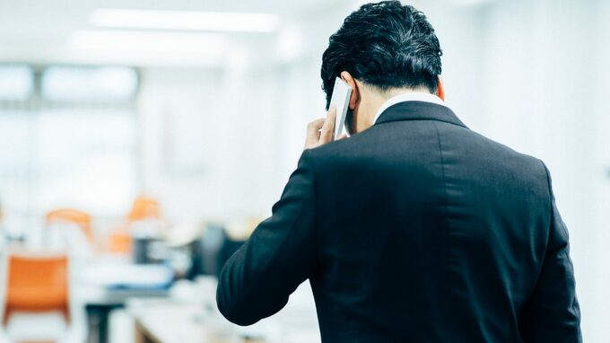 母さん、ごめん…〈手取り35万円〉59歳男性、長年の仕送りに限界。〈年金月11万円・82歳母〉に伝えた“苦渋の決断”