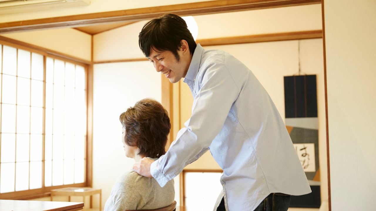 「母さん、ありがとう」女手一つで育ててくれた母と初ボーナスで温泉旅行へ。月収31万円・23歳サラリーマンが〈無利子の奨学金〉のおかげで叶えた親孝行