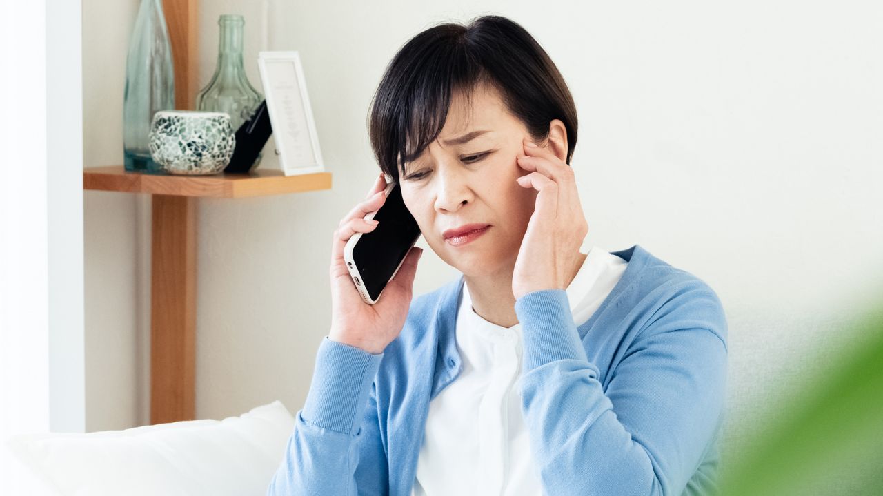 「電話に出てよ！ 」〈年金月15万円・74歳父〉を心配した52歳娘、翌朝に実家へ駆けつけて目にした「まさかの光景」