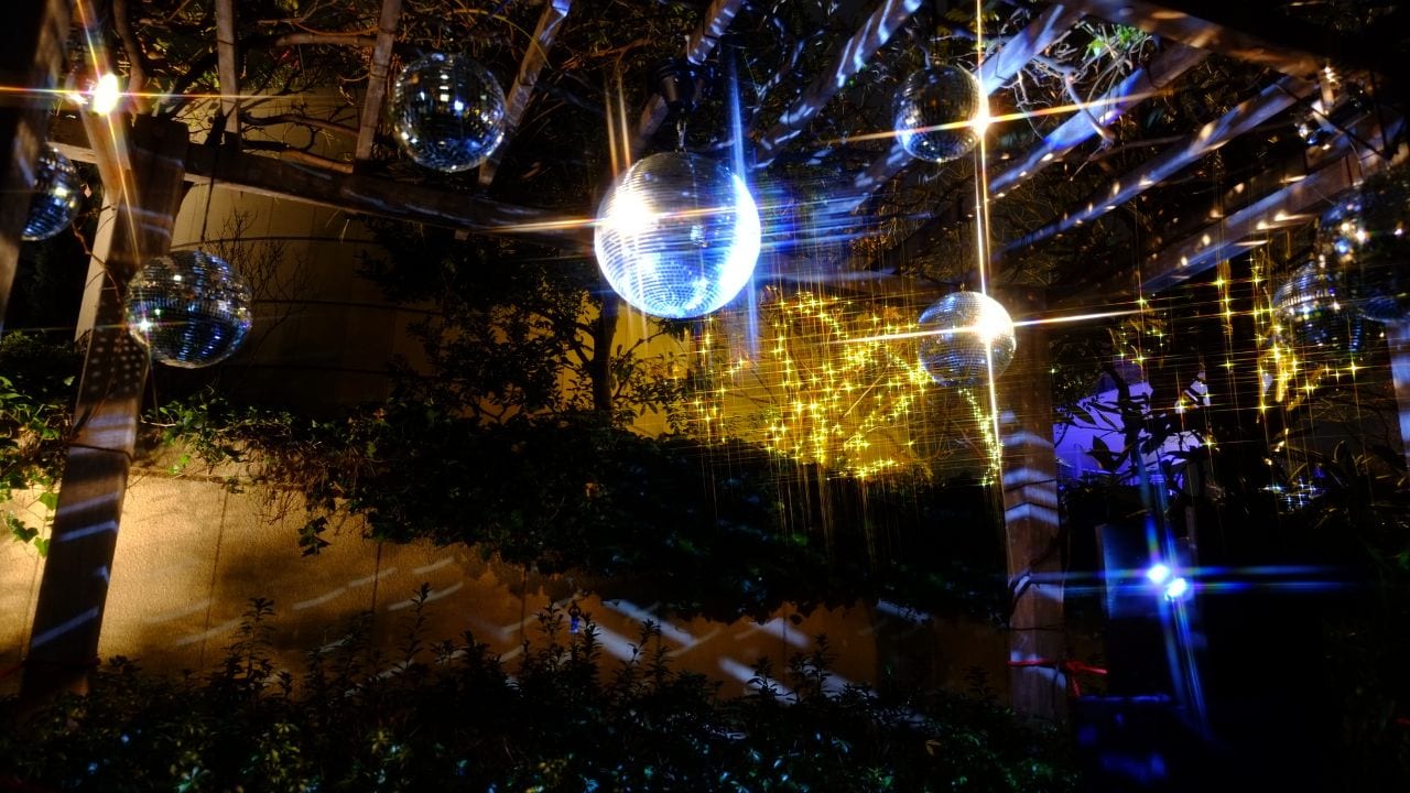 クリスマスイルミネーションが煌々と輝く豪邸だったのに…退職金計4,500万円の60代元国家公務員夫婦の家。玄関の奥は「風呂週1回・食事1日2回・ゴミまみれ」の限界生活と暗闇【FPが解説】