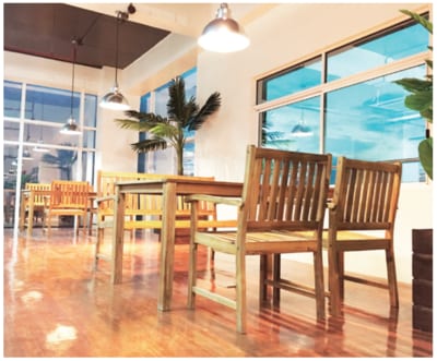 自然のぬくもりを感じられるおしゃれな校内