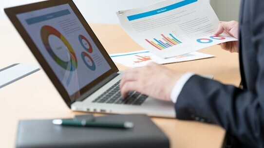 【個人事業主の節税】世帯年収2000万円超のパワーカップル、法人化を検討も「役員報酬」への社会保険料が高すぎて…