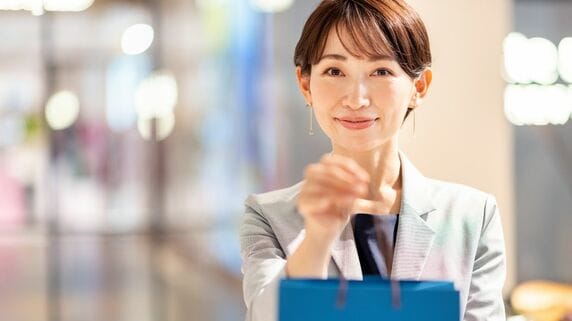 ルイ・ヴィトンの店内にて…「子どもが独立してね」60代夫婦の何気ない一言。三流は〈相槌〉で終わらせ、一流は〈旅行用バッグ〉を紹介する【元トップ販売員が解説】