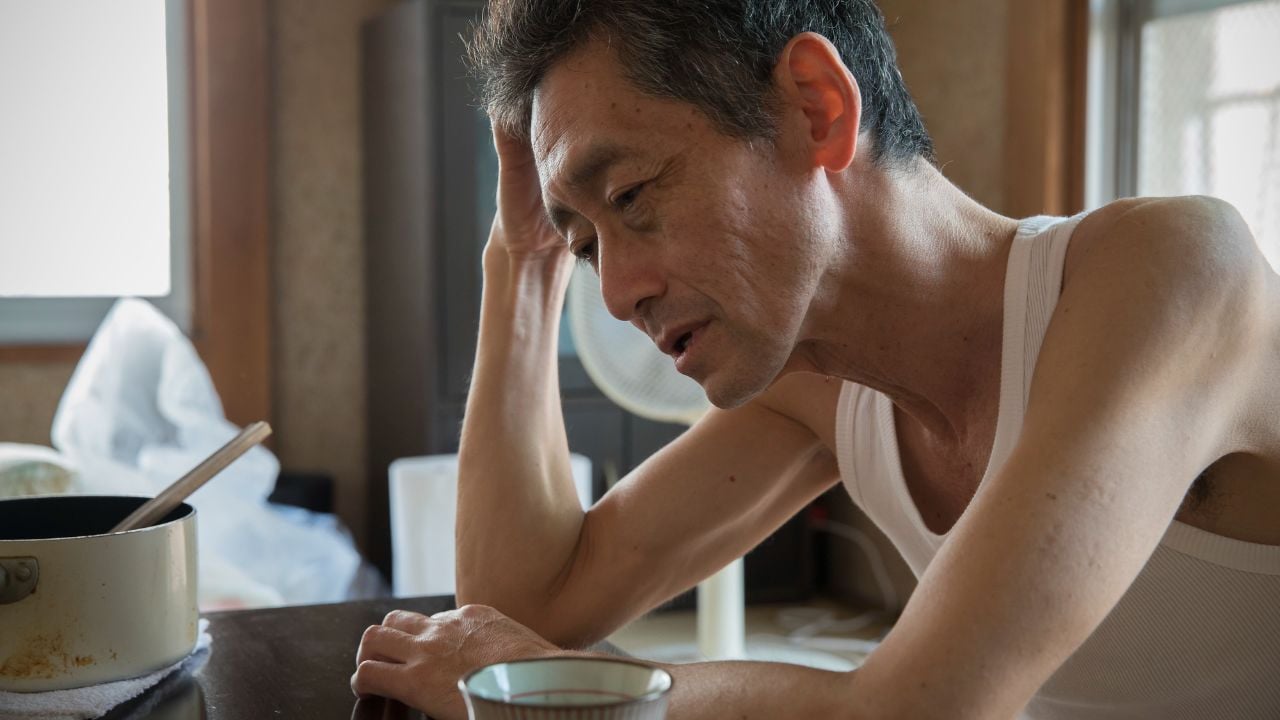 「どう生きていけばいいのか、わからない…」50年間真面目に働いて〈年金月10万円〉の68歳男性、要介護2の母親を抱え、老後破綻に怯える日々