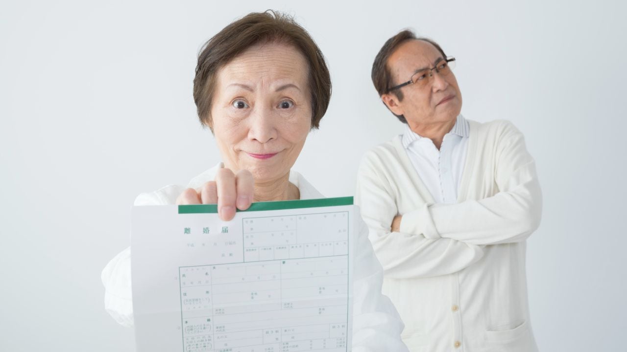 〈退職金2,000万円〉定年60歳夫の「リボ払い」残債300万円が発覚。優雅な老後を夢見た58歳妻が、深夜に離婚届を取り寄せた修羅場