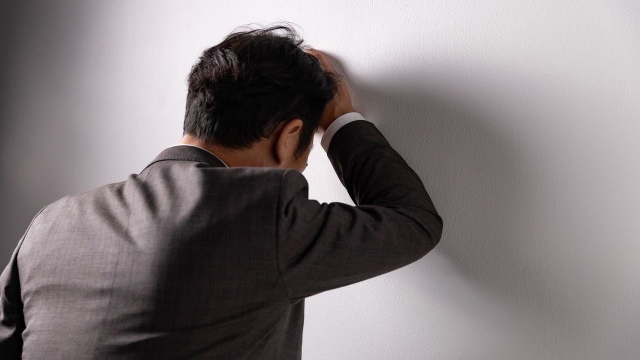 銀行「預けているだけじゃ増えませんよ」と言われて…年金18万円・65歳夫、新NISAで投資デビューするも、4ヵ月で200万円減。妻に言えない「老後の現実」