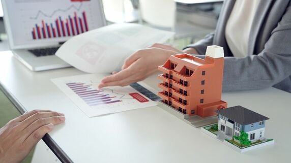 年収700万円からの融資戦略…「借入限度額」「返済比率」「金融機関の属性評価」の裏側【FPの解説】
