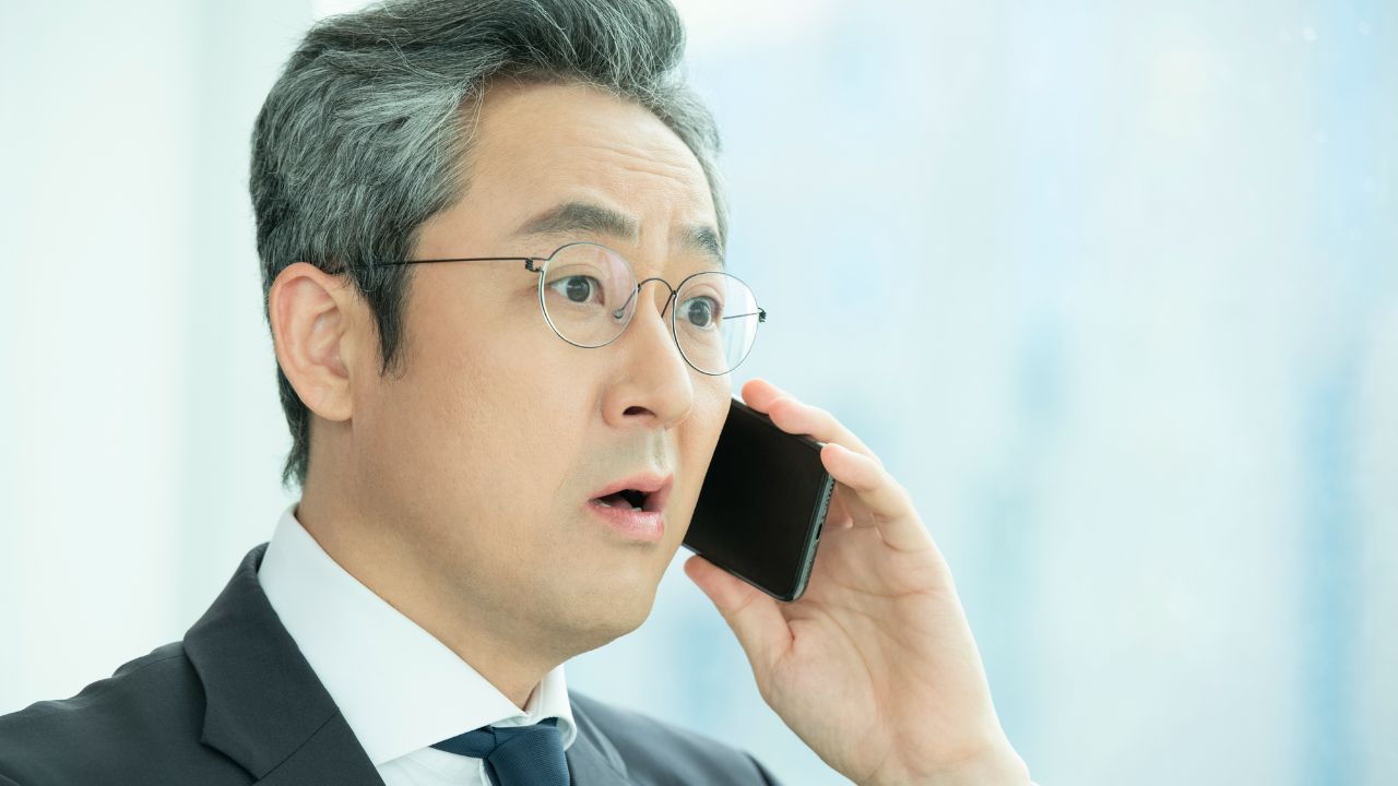 定年間近の大惨事…〈月収45万円〉59歳サラリーマン、60歳誕生日まで指折りで数えていたが、まさか〈退職金ゼロ〉。「夫婦でハワイ旅行」も夢の彼方へ「私、何か悪いことしましたか？」