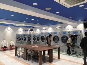 北欧デザインを活用したコインランドリー店