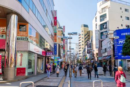 にぎわう「八王子」駅前