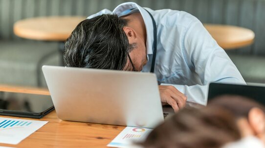 コーヒーを飲んでも“居眠り”…昼間の「異常な眠気」の正体