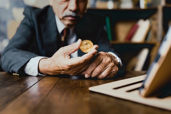 未提出は重いペナルティ…「年収2000万円超、資産3億円以上」の富裕層が「確定申告書」と別に用意しなければならない〈2つの書類〉【税理士が解説】