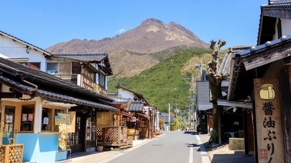 「退職したら、全国の名湯めぐりを」…〈貯蓄2,200万円・年金月23万円〉61歳夫婦のささやかな夢、潰える。きっかけは、25歳息子から届いた「まさかのLINE」