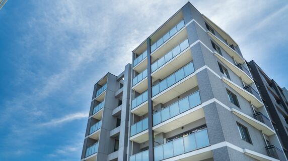 賃貸になんて戻りたくない…36歳妻が涙。〈世帯年収690万円〉〈貯金800万円〉“ごく普通”の会社員夫婦、念願の新築マンション生活を満喫も「わずか4年で終焉」のワケ