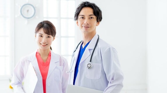 シナジー効果で大繁盛・方針の違いでケンカ別れ…クリニックの共同経営のメリット・デメリット