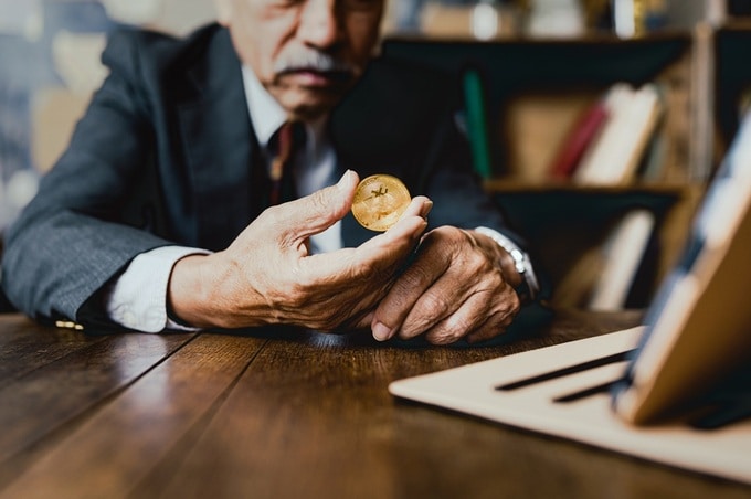 未提出は重いペナルティ…「年収2000万円超、資産3億円以上」の富裕層が「確定申告書」と別に用意しなければならない〈2つの書類〉【税理士が解説】