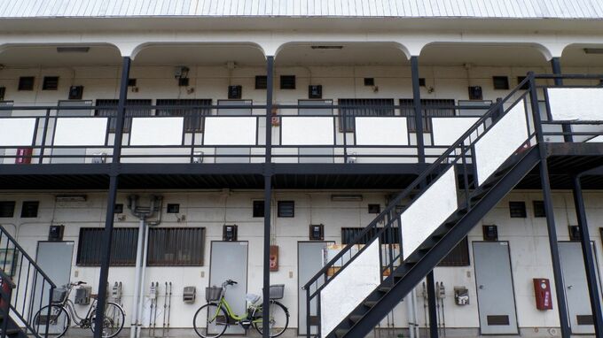 年収2,000万円を誇った元管理職、旅行・美食・買い物と華やかな老後。「成功者」のはずが、70代後半で「家賃8万円のアパート」に引っ越した裏側【CFPの助言】  