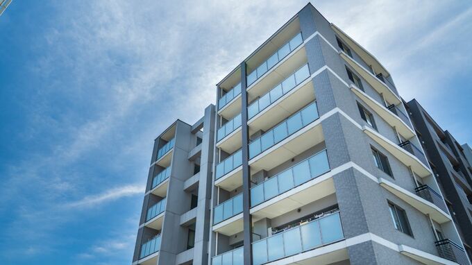 賃貸になんて戻りたくない…36歳妻が涙。〈世帯年収690万円〉〈貯金800万円〉“ごく普通”の会社員夫婦、念願の新築マンション生活を満喫も「わずか4年で終焉」のワケ