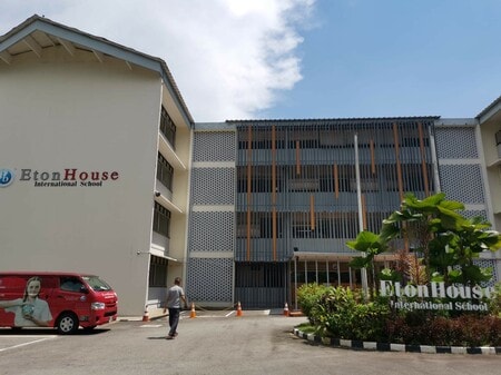 ブロードリック校の正面玄関