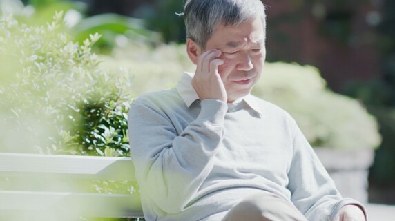 2025年には高齢者の5人に1人が「認知症」に…もの忘れとの違いは?【医師が解説】