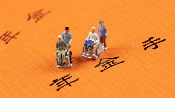 20歳から60歳まで休まず働いて…国民年金の平均受給額「69万2,400円」、厚生年金との「まさかの差額」【FPが解説】