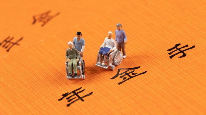 20歳から60歳まで休まず働いて…国民年金の平均受給額「69万2,400円」、厚生年金との「まさかの差額」【FPが解説】