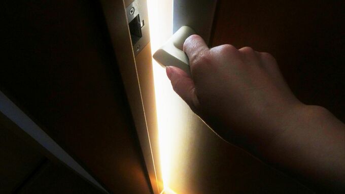 〈年金月16万円〉一人暮らしの75歳父のもとへ50歳長女、2年ぶりの帰省も…扉を開けた先に佇む「変わり果てた姿」に驚愕【FPが解説】