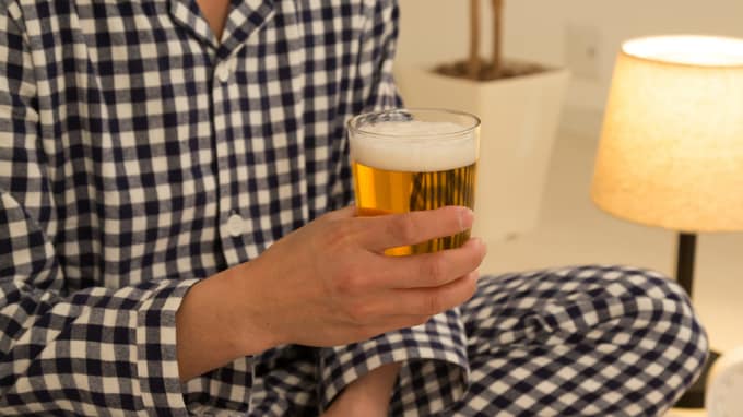 日本人の信じる寝酒神話…医師が「缶ビール」で実験してみた
