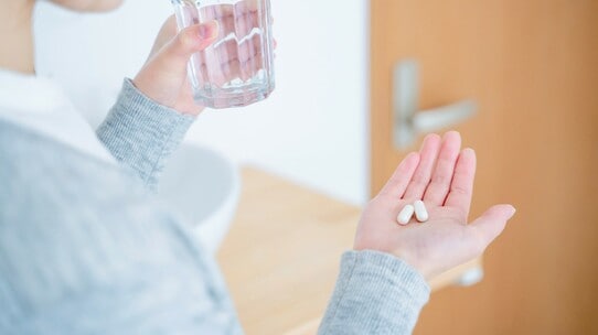 「栄養は食事でとるが一番?」足りない栄養素を足して元気になるサプリメント【医師が解説】