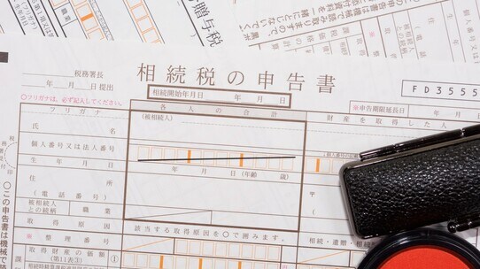 「父さんの遺産、少ないから大丈夫でしょ」→申告しないと“2つの重税のリスク”を被ることに…。知らないと“大損する”【相続税の落とし穴】