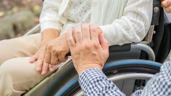 ずっと岩手で暮らしてきた80代老母と東京暮らしの息子…呼び寄せ・Uターンではなく“遠距離介護”を選択した「納得の理由」