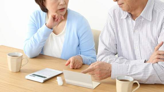 支えてくれてありがとう…「退職金2,600万円」感謝のつもりで〈50万円の高級バッグ〉を手に帰宅した65歳夫。翌朝、妻から告げられた〈衝撃の一言〉